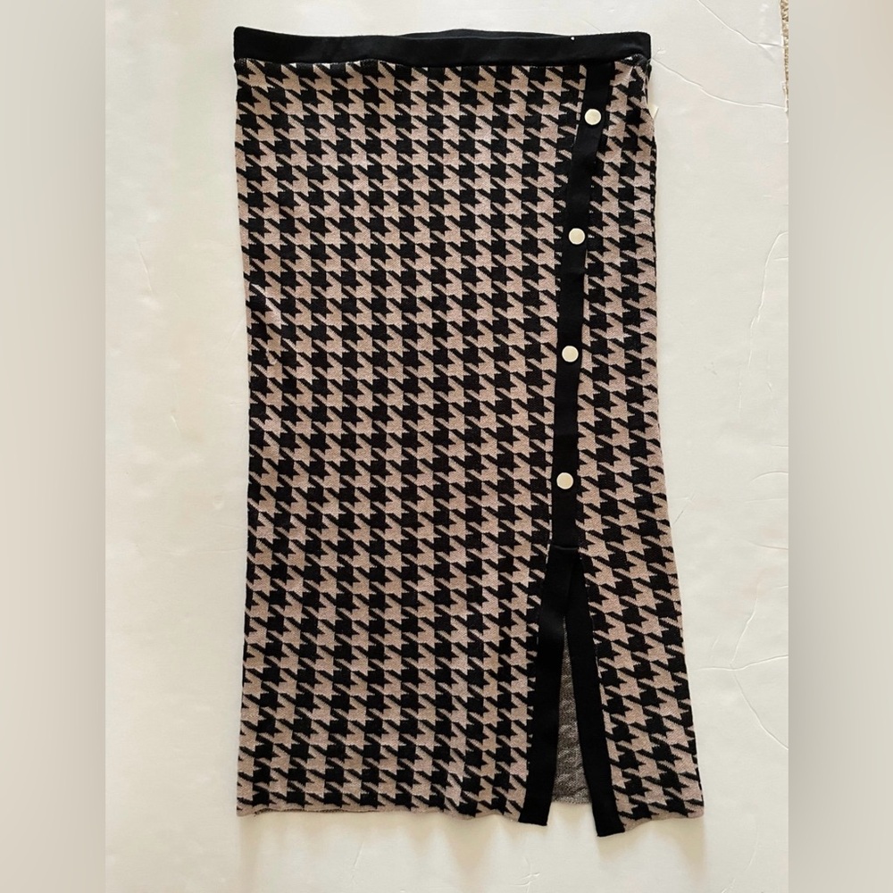 Women’s Houndstooth Print Sheath Black and Grey Knit Button Mini Skirt